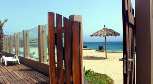 On the beach, sun loungers, beach towels - Apartment with strong emotions overlooking the Gulf of Mindelo !!! (Lazareto)