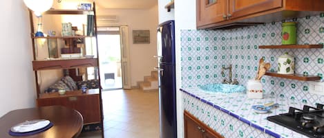 Fridge, oven, stovetop, coffee/tea maker