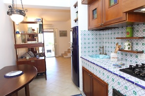 Fridge, oven, stovetop, coffee/tea maker