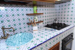 Kühlschrank, Ofen, Herdplatte, Wasserkocher mit Kaffee-/Teezubehör