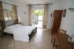 1 dormitorio, caja fuerte, tabla de planchar con plancha y wifi