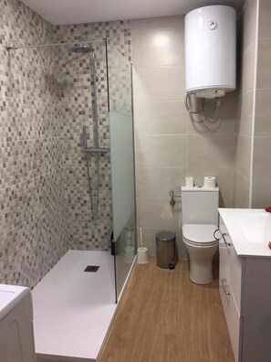 Douche, séchoir à cheveux, serviettes fournies