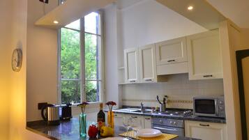 Kühlschrank, Mikrowelle, Ofen, Herdplatte