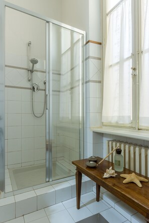Ducha, secador de pelo, bidet, toallas