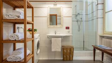 Shower, hair dryer, bidet, towels