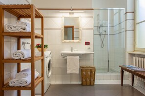 Shower, hair dryer, bidet, towels - Colonna Suite Florence (Firenze)
