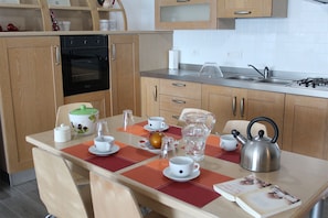 Cafetière/bouilloire, réfrigérateur, micro-ondes, four