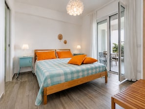 2 Schlafzimmer, Schreibtisch, Bügeleisen/Bügelbrett, Reisekinderbett