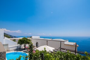 Outdoor pool, sun loungers