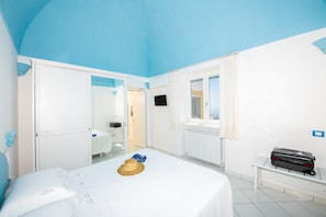 2 bedrooms, in-room safe, iron/ironing board, free WiFi