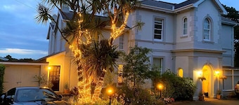 Newly refurbished apartment with romantic tower bedroom close to all amenities.