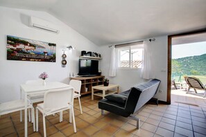 TV, bøker og stereoanlegg