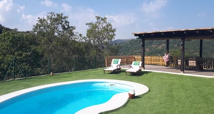 Villa Evelyn. Privacy Garden, WiFi, Nature, Relax, Birdwatching, Fully Equipment