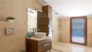 Een douche, een haardroger, handdoeken, zeep