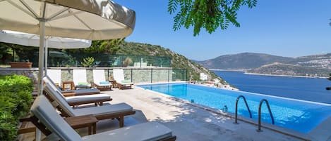 Piscina externa, espreguiçadeiras