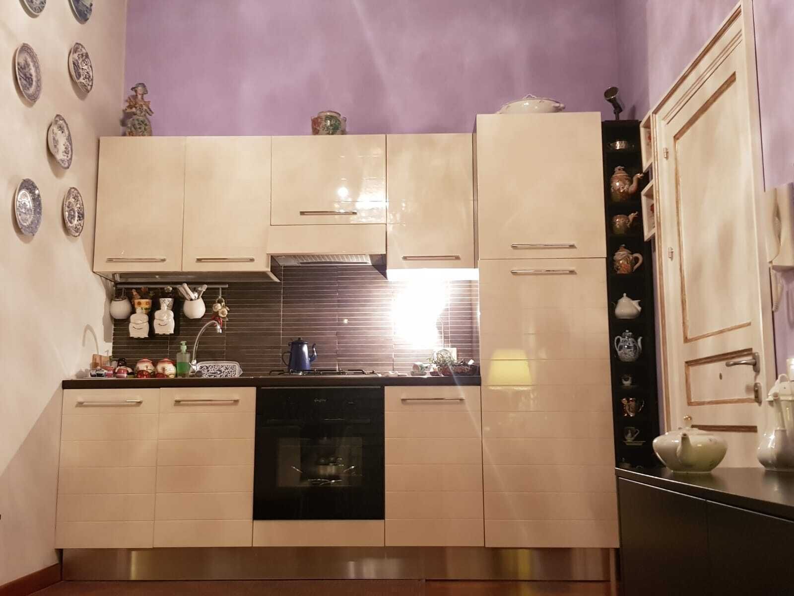 Kühlschrank, Ofen, Herdplatte, Wasserkocher mit Kaffee-/Teezubehör