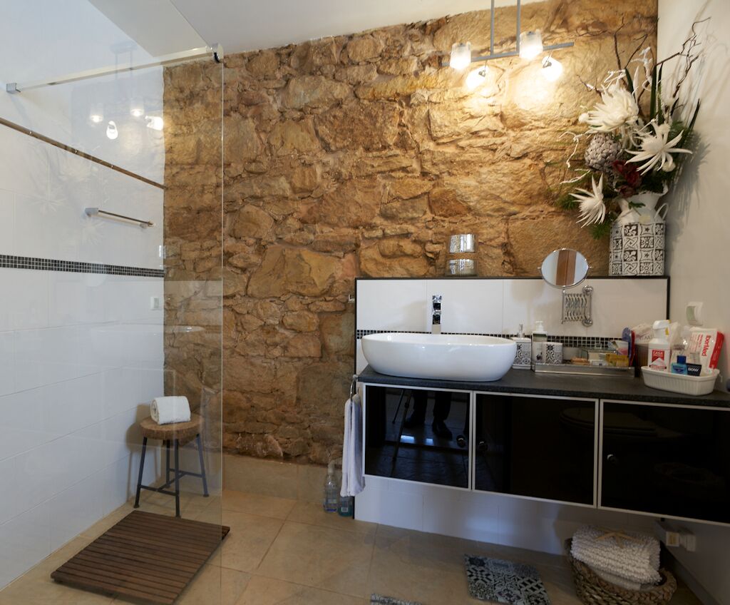 Douche, sèche-cheveux, serviettes fournies