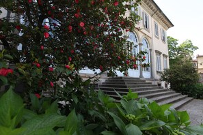 Property grounds - Bright apartment on the 2nd floor in the center adjacent historic "Villa Bottini" . (Lucca)