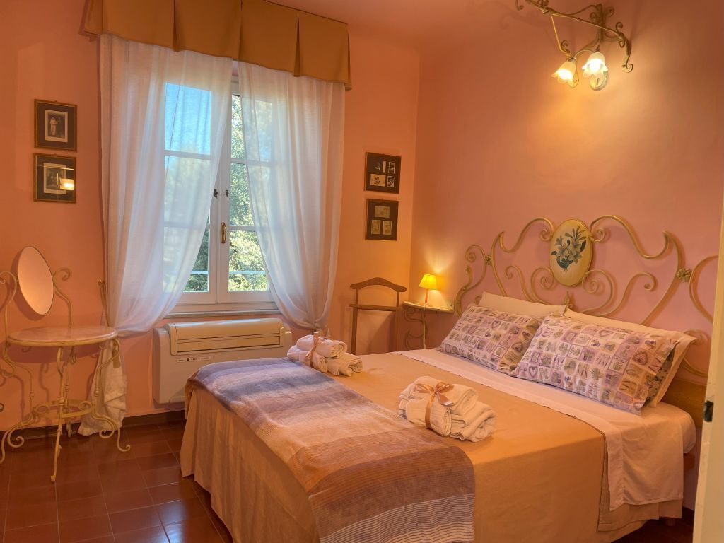 3 bedrooms, desk, iron/ironing board, travel crib