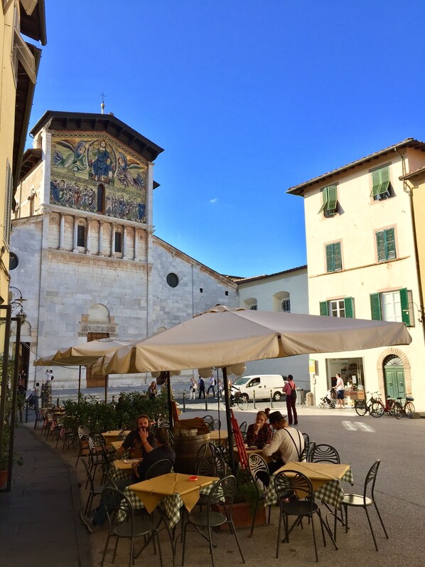 Outdoor dining - Bright apartment on the 2nd floor in the center adjacent historic "Villa Bottini" . (Lucca)