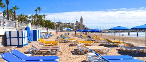På stranden, solsenger og strandhåndklær