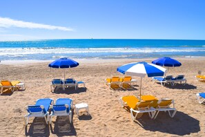 Plage, chaises longues, serviettes de plage