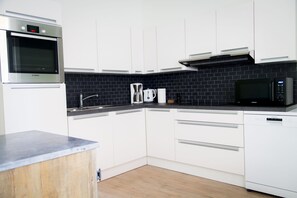 Frigorífico, microondas, horno y placa de cocina