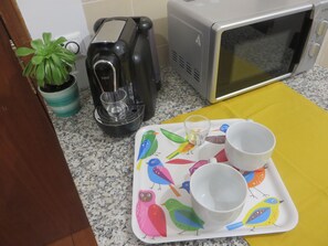 冷蔵庫、電子レンジ、オーブン、コンロ