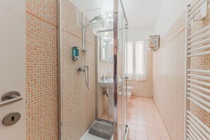 Douche, sèche-cheveux, bidet, serviettes fournies