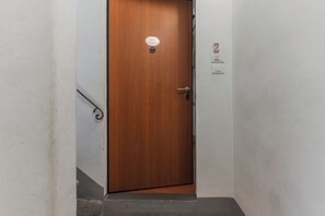 A wooden door with a nameplate, a wall-mounted light switch, and a number indicating the floor level. - Centrally located apartment, all attractions within walking distance (Firenze)