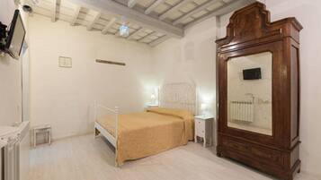 1 habitación, tabla de planchar con plancha, wifi gratis y ropa de cama