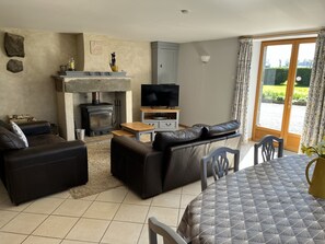 Fernseher, Kamin, DVD-Player, Tischtennisplatte