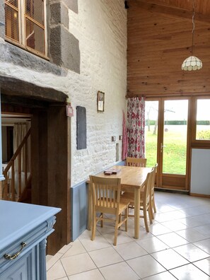 Breakfast Area of kitchen ...freshly renovated 2020