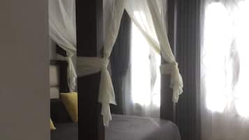 3 bedrooms, in-room safe, iron/ironing board, WiFi