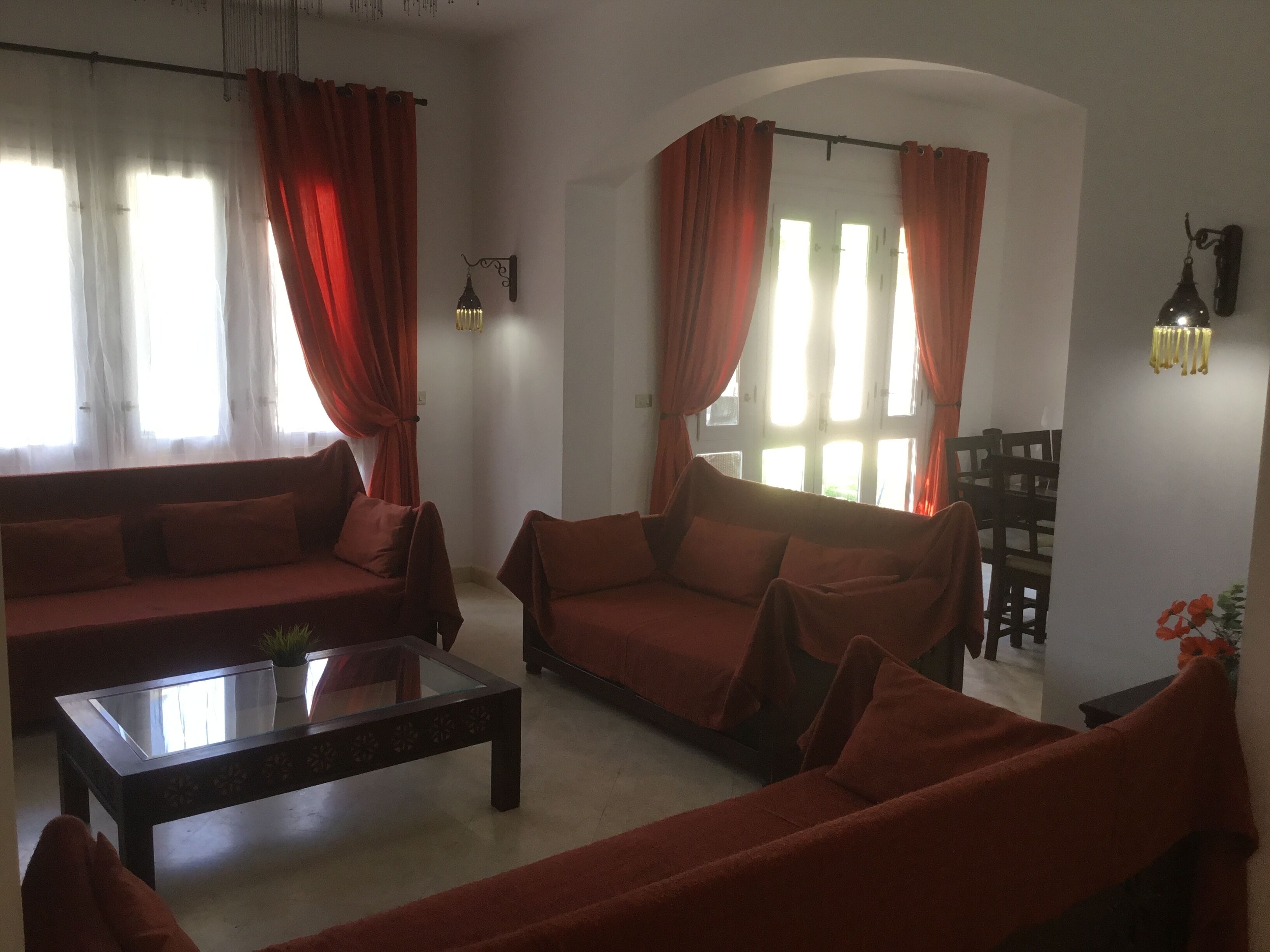 Smart-tv, dvd-spelare, böcker och ett filmbibliotek