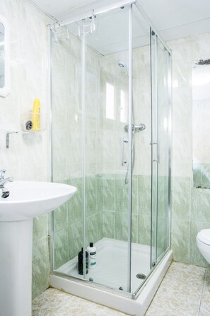 Shower, hair dryer, towels - NICE LOFT WITH TERRAZZA IN THE HEART OF REUS (Reus)