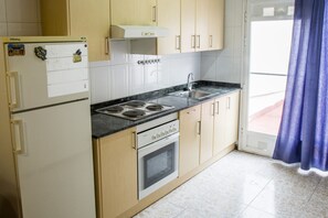 Frigorífico, horno, cafetera o tetera y utensilios de cocina