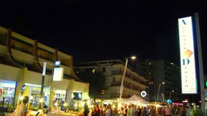 A busy outdoor market with various stalls and a crowd of people. - Large three-room apartment in the center with beautiful sea view in Lido di Pomposa (Lido di Pomposa)