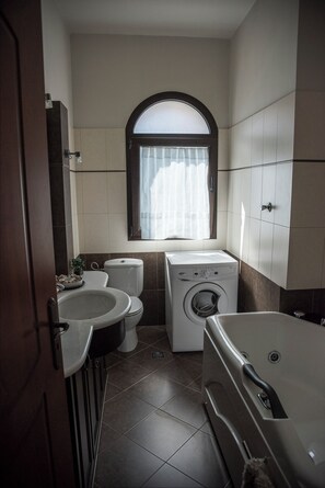 Duschwanne, Whirlpool, Haartrockner, Handtücher