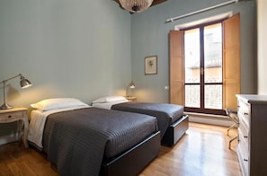 2 habitaciones, escritorio, tabla de planchar con plancha y wifi gratis