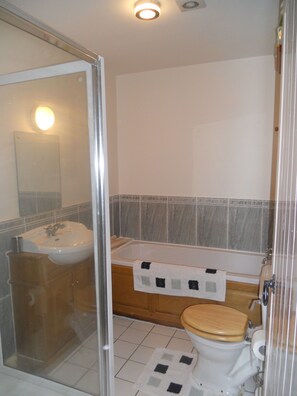 Combined shower/bathtub, eco-friendly toiletries, hair dryer, towels - Charming Barn Conversion, Sleeps 6, With Stunning Rural Views (Darwen)