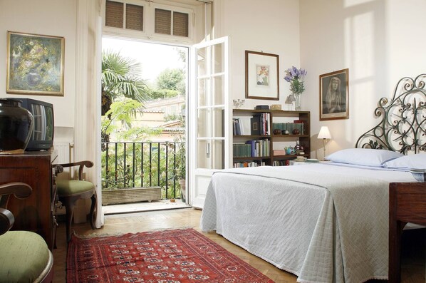1 bedroom, iron/ironing board, travel cot