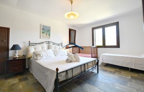 5 bedrooms, iron/ironing board, WiFi, bed sheets