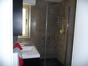 Shower, hair dryer, towels, soap - the small beach, studio (Cagnes-Sur-Mer)