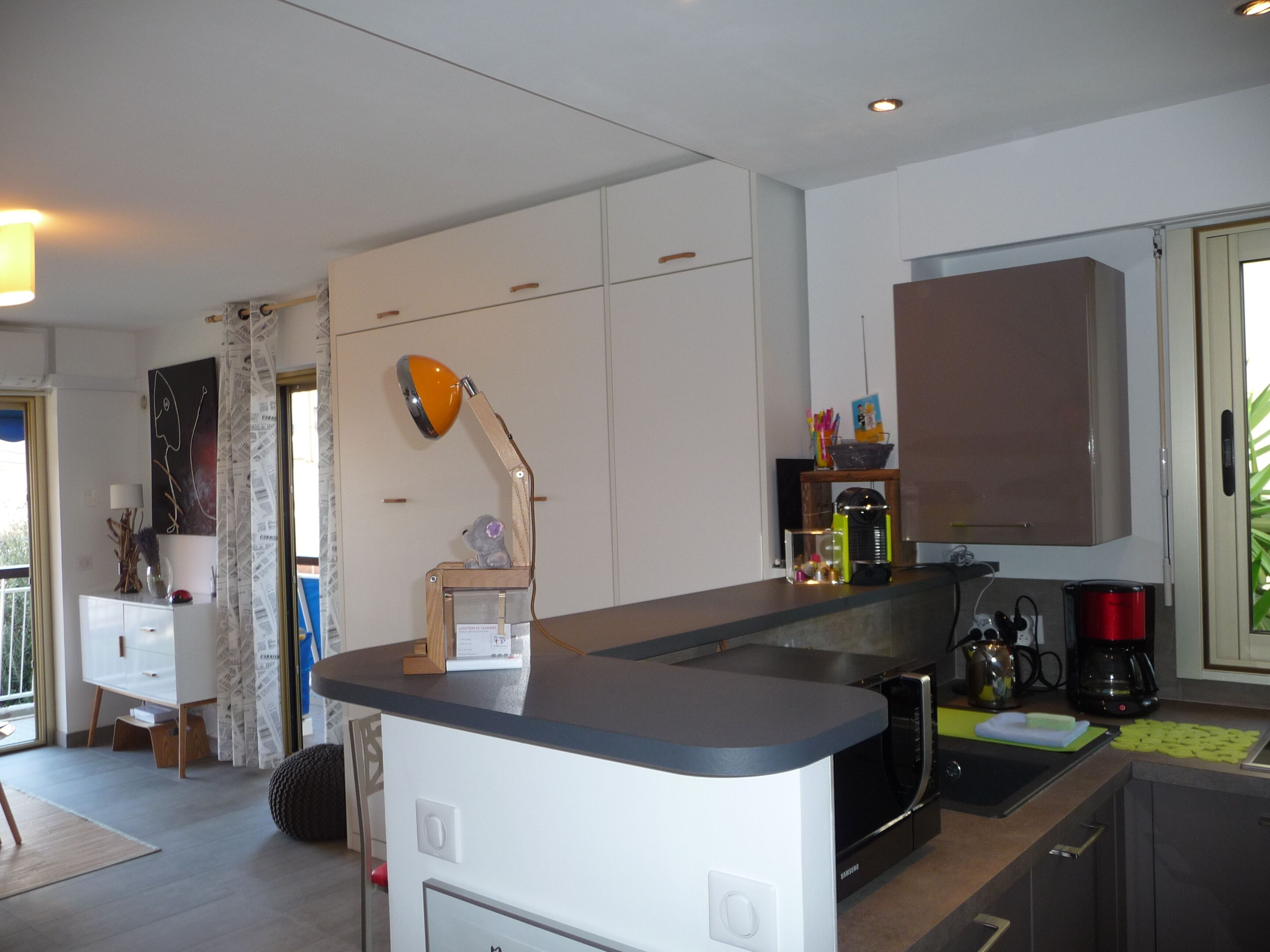 Kjøleskap, mikrobølgeovn, kokeplater og kaffetrakter/tekoker