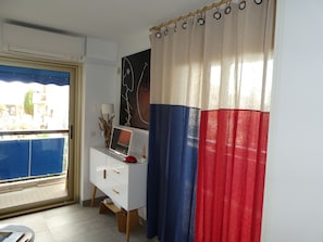 Interior - the small beach, studio (Cagnes-Sur-Mer)