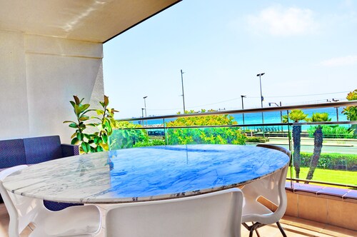 Great apartment on the beach, very close to Barcelona. First sea line 