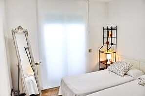 3 Schlafzimmer, Schreibtisch, Bügeleisen/Bügelbrett, Reisekinderbett