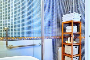 Shower, hair dryer, bidet, towels