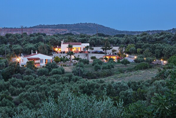 المنشأة من الخارج